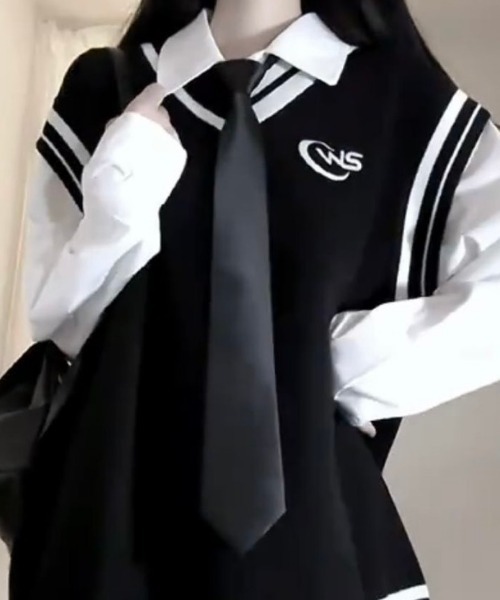 NANEA(ナネア)の「ワンポイント刺しゅう Vネックラインベスト(ベスト・レディース・ホワイト/ブラック・フリー)」の20枚目の写真