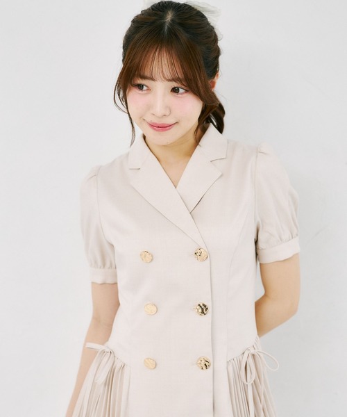 Suyunn(スユン)の「リボン付きプリーツトレンチライクミニワンピース(ワンピース・レディース・ライトベージュ/チャコールグレー・M)」の16枚目の写真