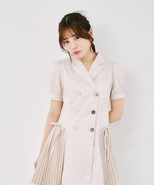 Suyunn(スユン)の「リボン付きプリーツトレンチライクミニワンピース(ワンピース・レディース・ライトベージュ/チャコールグレー・M)」の15枚目の写真