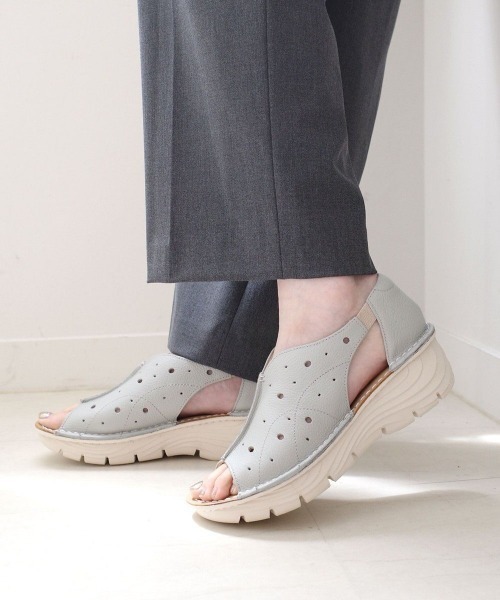 Pointer（shoes）（ポインター）の「【本革・軽量】ウエッジソール クッション パンチング サンダル（サンダル・レディース・ブラック/グレー系その他/ベージュ/ホワイト・S/M/LL/L）」の4枚目の写真