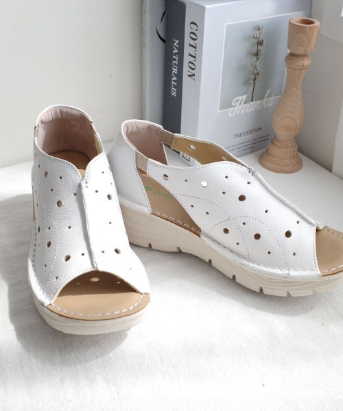 Pointer（shoes）（ポインター）の「【本革・軽量】ウエッジソール クッション パンチング サンダル（サンダル・レディース・ブラック/グレー系その他/ベージュ/ホワイト・S/M/LL/L）」の2枚目の写真