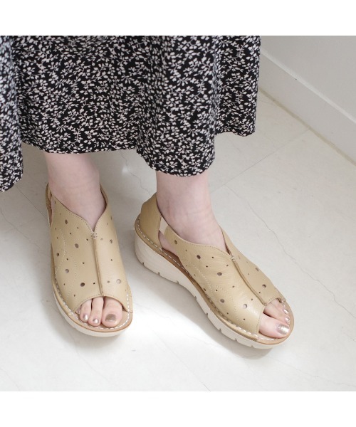 Pointer（shoes）（ポインター）の「【本革・軽量】ウエッジソール クッション パンチング サンダル（サンダル・レディース・ブラック/グレー系その他/ベージュ/ホワイト・S/M/LL/L）」の22枚目の写真