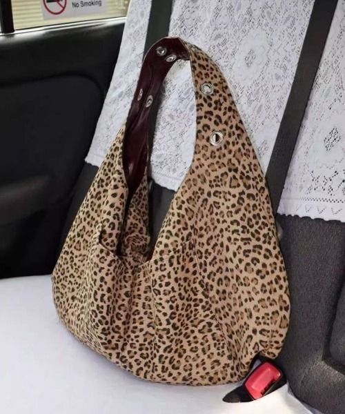 UP START（アップスタート）の「【TUNE】合皮レオパードバッグ（ショルダーバッグ・レディース・ブラウン/ブラック・FREE）」の5枚目の写真