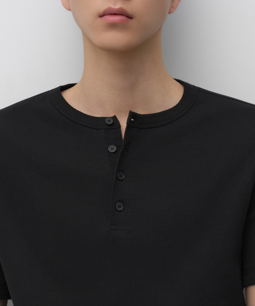 MUSINSA STANDARD（ムシンサスタンダード）の「リブドマッスルフィットヘンリーネックTシャツ[ブラック]（Tシャツ/カットソー・メンズ・その他・SMALL/MEDIUM/LARGE/X-LARGE/2XL/3XL）」の3枚目の写真