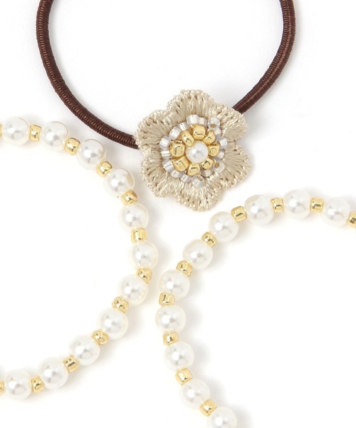 studio CLIP（スタディオクリップ）の「パールお花ポニー3個セット（ヘアゴム・レディース・ホワイト/ベージュ/グレー・FREE）」の4枚目の写真