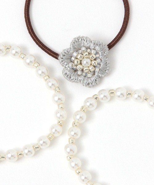 studio CLIP（スタディオクリップ）の「パールお花ポニー3個セット（ヘアゴム・レディース・ホワイト/ベージュ/グレー・FREE）」の6枚目の写真