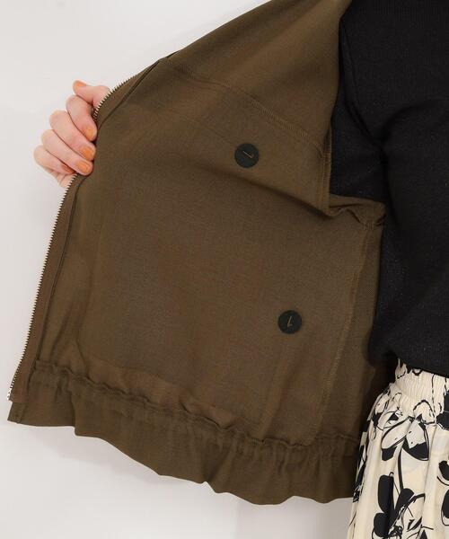 SHOO・LA・RUE（シューラルー）の「【S-LL】スタイルアップを叶える　大人のドロストブルゾン（ブルゾン・レディース・ネイビー/ダークブラウン/ライトベージュ・01/02/03/04）」の21枚目の写真