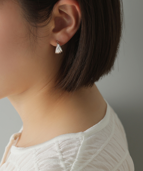 Lilas(リラ)の「【SAMH by LILAS】5ラインカーブフープピアス SV(両耳)(ピアス(両耳用)・レディース・シルバー・FREE)」の5枚目の写真