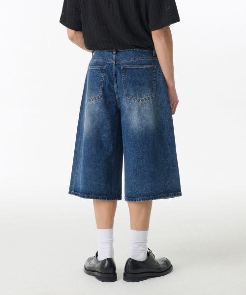 MUSINSA STANDARD（ムシンサスタンダード）の「ビッグブラシロングバミューダデニムパンツ[ミディアムインディゴ]（デニムパンツ・メンズ・その他・26/27/28/29/30/31/32/33/34/36/38/40/42）」の2枚目の写真