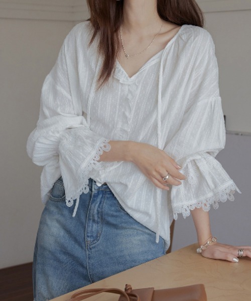FAVORITO(ファヴォリート)の「リボンフレア袖シャツ(シャツ/ブラウス・レディース・ホワイト/ブラック/モカ・F)」の1枚目の写真