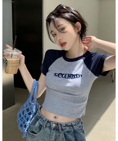 CHEER(チアー)の「ラグラン ロゴ クロップド Tシャツ ショート丈 半袖 チビT 韓国ファッション Y2K レディース(Tシャツ/カットソー・レディース・ネイビー/ブラック・FREE)」の3枚目の写真