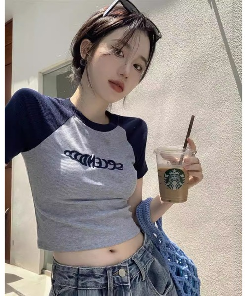 CHEER(チアー)の「ラグラン ロゴ クロップド Tシャツ ショート丈 半袖 チビT 韓国ファッション Y2K レディース(Tシャツ/カットソー・レディース・ネイビー/ブラック・FREE)」の4枚目の写真