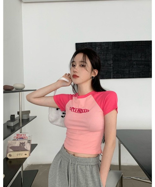 CHEER(チアー)の「ラグラン ロゴ クロップド Tシャツ ショート丈 半袖 チビT 韓国ファッション Y2K レディース(Tシャツ/カットソー・レディース・ネイビー/ブラック・FREE)」の17枚目の写真