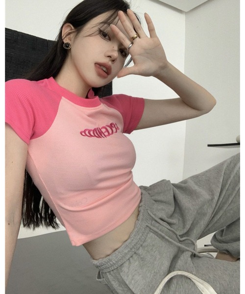 CHEER(チアー)の「ラグラン ロゴ クロップド Tシャツ ショート丈 半袖 チビT 韓国ファッション Y2K レディース(Tシャツ/カットソー・レディース・ネイビー/ブラック・FREE)」の19枚目の写真