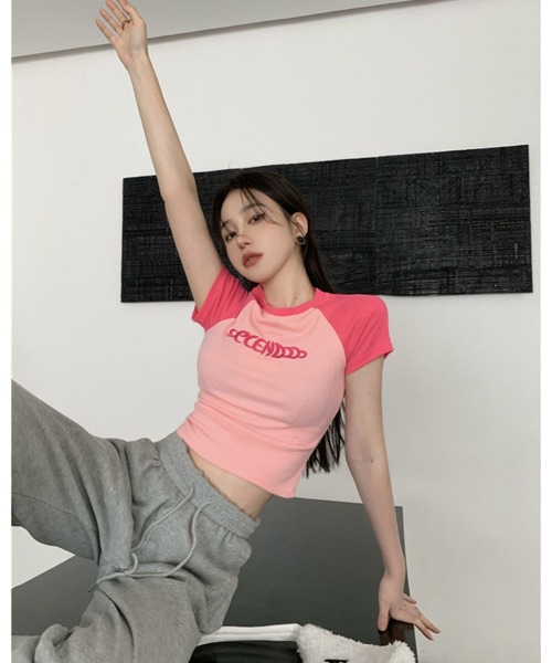 CHEER(チアー)の「ラグラン ロゴ クロップド Tシャツ ショート丈 半袖 チビT 韓国ファッション Y2K レディース(Tシャツ/カットソー・レディース・ネイビー/ブラック・FREE)」の20枚目の写真
