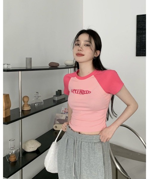 CHEER(チアー)の「ラグラン ロゴ クロップド Tシャツ ショート丈 半袖 チビT 韓国ファッション Y2K レディース(Tシャツ/カットソー・レディース・ネイビー/ブラック・FREE)」の22枚目の写真