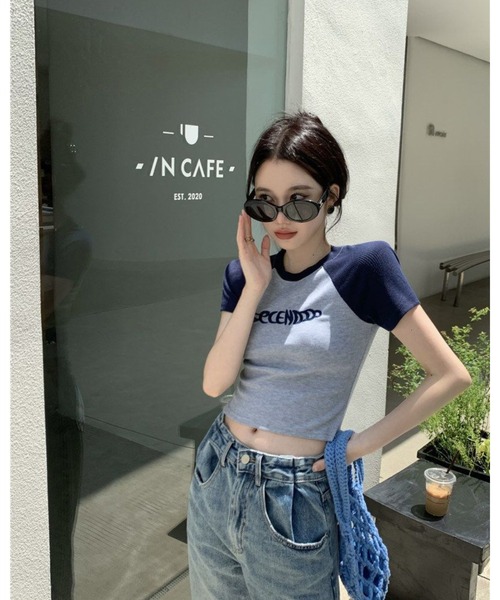 CHEER(チアー)の「ラグラン ロゴ クロップド Tシャツ ショート丈 半袖 チビT 韓国ファッション Y2K レディース(Tシャツ/カットソー・レディース・ネイビー/ブラック・FREE)」の7枚目の写真