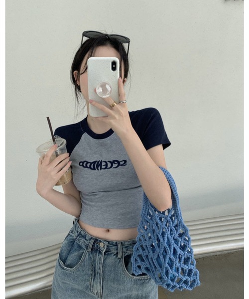 CHEER(チアー)の「ラグラン ロゴ クロップド Tシャツ ショート丈 半袖 チビT 韓国ファッション Y2K レディース(Tシャツ/カットソー・レディース・ネイビー/ブラック・FREE)」の12枚目の写真