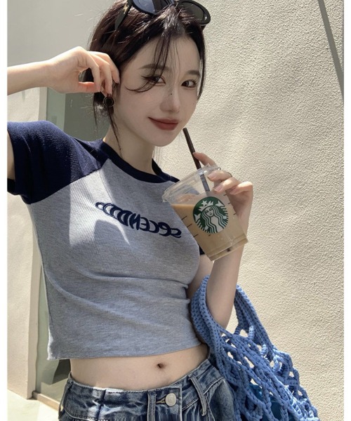 CHEER(チアー)の「ラグラン ロゴ クロップド Tシャツ ショート丈 半袖 チビT 韓国ファッション Y2K レディース(Tシャツ/カットソー・レディース・ネイビー/ブラック・FREE)」の14枚目の写真