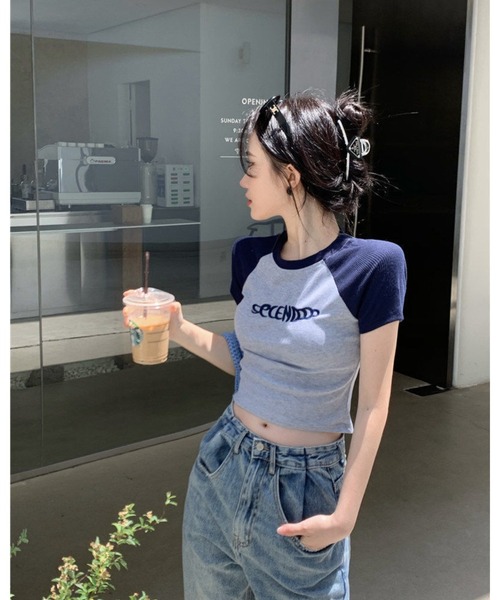 CHEER(チアー)の「ラグラン ロゴ クロップド Tシャツ ショート丈 半袖 チビT 韓国ファッション Y2K レディース(Tシャツ/カットソー・レディース・ネイビー/ブラック・FREE)」の15枚目の写真