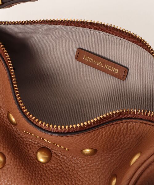 MICHAEL KORS（マイケルコース）の「IZZY スタッズ ぺブルレザー バレルポシェット スモール（ショルダーバッグ・レディース・ブラウン系・FREE）」の6枚目の写真