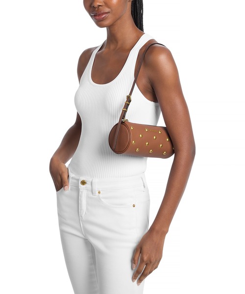 MICHAEL KORS（マイケルコース）の「IZZY スタッズ ぺブルレザー バレルポシェット スモール（ショルダーバッグ・レディース・ブラウン系・FREE）」の2枚目の写真
