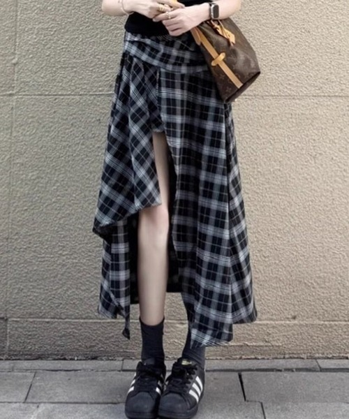 MEMECLE(メメクル)の「【 MEMECLE / メメクル 】チェック アシンメトリーロングスカート(スカート・レディース・ブラック・SMALL/MEDIUM/LARGE)」の2枚目の写真