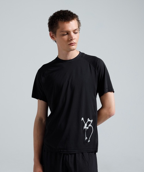 Y-3(ワイスリー)の「Y-3 CHITO GRAPHIC RUNNING SHORT SLEEVE TEE(Tシャツ/カットソー・メンズ・ブラック・LARGE/X-LARGE/XX-LARGE/X-SMALL/SMALL/MEDIUM)」の1枚目の写真