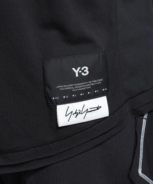 Y-3(ワイスリー)の「Y-3 CHITO GRAPHIC RUNNING SHORT SLEEVE TEE(Tシャツ/カットソー・メンズ・ブラック・LARGE/X-LARGE/XX-LARGE/X-SMALL/SMALL/MEDIUM)」の2枚目の写真