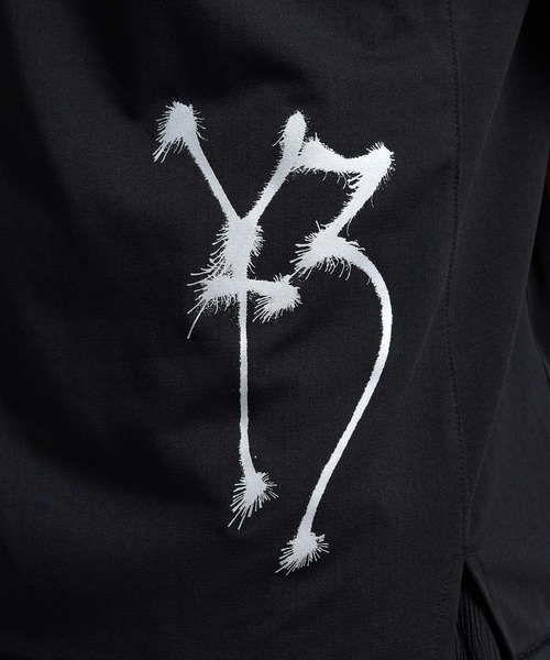 Y-3(ワイスリー)の「Y-3 CHITO GRAPHIC RUNNING SHORT SLEEVE TEE(Tシャツ/カットソー・メンズ・ブラック・LARGE/X-LARGE/XX-LARGE/X-SMALL/SMALL/MEDIUM)」の7枚目の写真