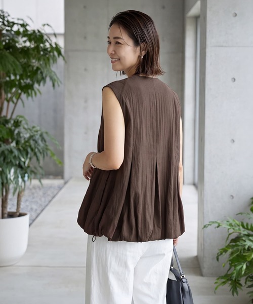 STYLE DELI(スタイルデリ)の「【selection】シボ入り裾タックバルーンジレ型tops(ベスト・レディース・ホワイト/ブラウン・FREE)」の5枚目の写真