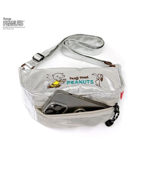 Vintage PEANUTS（ビンテージピーナッツ）の「ルートート / スヌーピー ショルダーバッグ 半月型 メタリック 斜め掛け 軽量 IP.ラウンドメタリック.ピーナッツ-1M（ショルダーバッグ・レディース・ブラック/シルバー・FREE）」の8枚目の写真