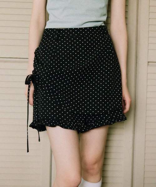 idem(イデム)の「layered frill mini pants / 巻きスカート風ショートパンツ(その他パンツ・レディース・その他/グレー/ブラック・FREE)」の4枚目の写真