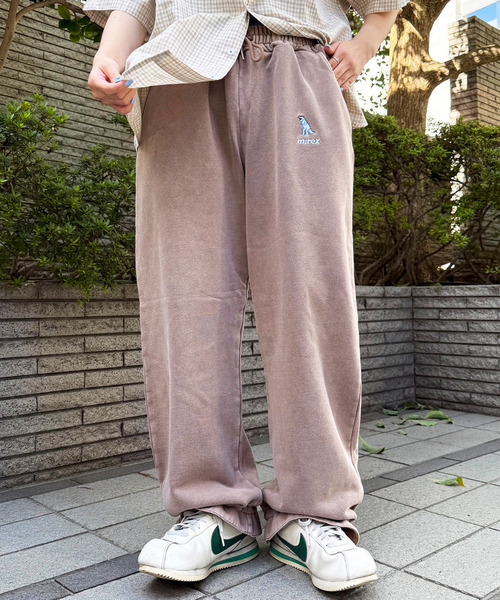 DOUBLE NAME(ダブルネーム)の「【m:rex】ミニ恐竜刺しゅうスウェットパンツ(スウェットパンツ・レディース・オレンジ/ブラウン/パープル・FREE)」の1枚目の写真