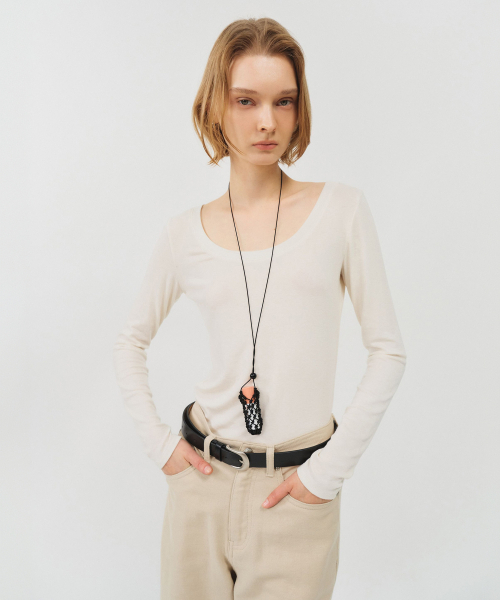 LOOKAST(ルックキャスト)の「ウールUネック セカンドスキン サムホールトップ / WOOL U-NECK SECOND-SKIN THUMBHOLE TOP_4colors(Tシャツ/カットソー・レディース・チャコールグレー/ライトグレー/アイボリー/ブラック・SMALL/MEDIUM)」の5枚目の写真