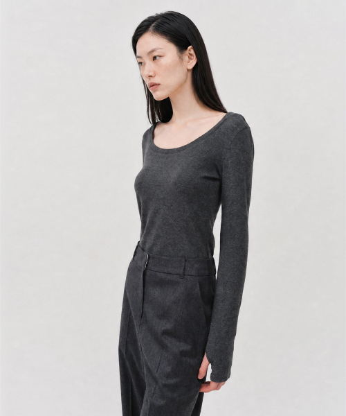 LOOKAST(ルックキャスト)の「ウールUネック セカンドスキン サムホールトップ / WOOL U-NECK SECOND-SKIN THUMBHOLE TOP_4colors(Tシャツ/カットソー・レディース・チャコールグレー/ライトグレー/アイボリー/ブラック・SMALL/MEDIUM)」の7枚目の写真