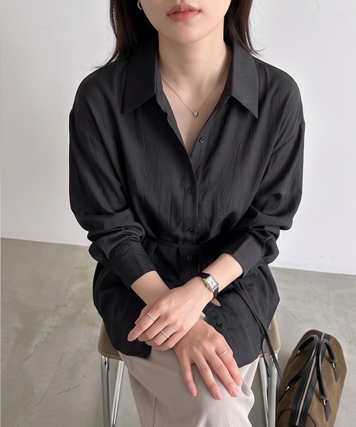 BLoomMe（ブルームミー）の「艶めく表情とウエストリボンで魅せる、大人のリラックスシャツ（シャツ/ブラウス・レディース・ブラウン/ホワイト/ベージュ/ブラック・M）」の7枚目の写真