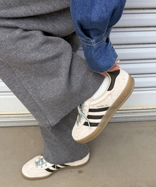 adidas Originals(アディダスオリジナルス)の「国内限定カラーExclusive【adidas originals】GAZELLE INDOOR W:スニーカー(スニーカー・レディース・ベージュ・25cm/24.5cm/24cm/23.5cm/23cm/22.5cm)」の1枚目の写真