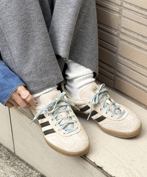 adidas Originals(アディダスオリジナルス)の「国内限定カラーExclusive【adidas originals】GAZELLE INDOOR W:スニーカー(スニーカー・レディース・ベージュ・25cm/24.5cm/24cm/23.5cm/23cm/22.5cm)」の4枚目の写真
