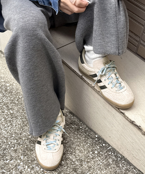 adidas Originals(アディダスオリジナルス)の「国内限定カラーExclusive【adidas originals】GAZELLE INDOOR W:スニーカー(スニーカー・レディース・ベージュ・25cm/24.5cm/24cm/23.5cm/23cm/22.5cm)」の5枚目の写真
