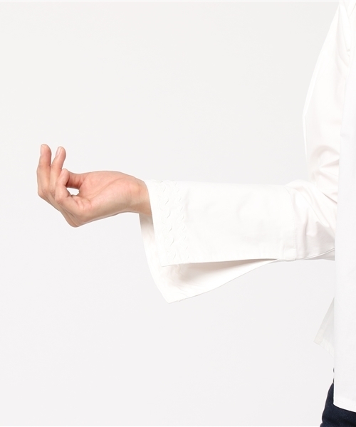 MERLOT(メルロー)の「フレアスリーブシャツ5763(シャツ/ブラウス・レディース・オフホワイト/ブラック/カーキ・FREE)」の10枚目の写真