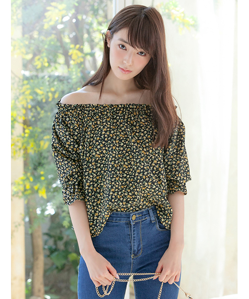 Color（カラー）の「小花柄オフショルトップス（シャツ/ブラウス・レディース・ブラック/ベージュ・MEDIUM）」の2枚目の写真