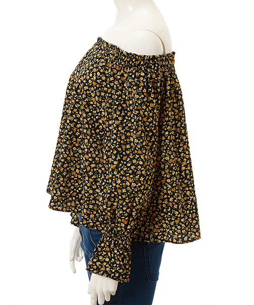 Color（カラー）の「小花柄オフショルトップス（シャツ/ブラウス・レディース・ブラック/ベージュ・MEDIUM）」の4枚目の写真