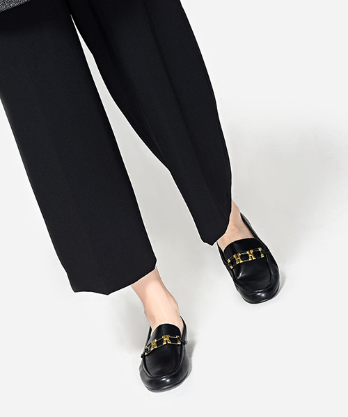 CHARLES & KEITH(チャールズ & キース)の「ゴールドディテールローファー / GOLD DETAIL LOAFERS(ローファー・レディース・ブラック/グリーン/ピンク/バーガンディー・23cm/25cm/23.5cm/24.5cm/22.5cm/24cm)」の5枚目の写真