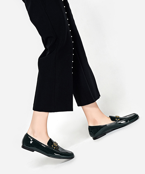 CHARLES & KEITH(チャールズ & キース)の「ゴールドディテールローファー / GOLD DETAIL LOAFERS(ローファー・レディース・ブラック/グリーン/ピンク/バーガンディー・23cm/25cm/23.5cm/24.5cm/22.5cm/24cm)」の11枚目の写真