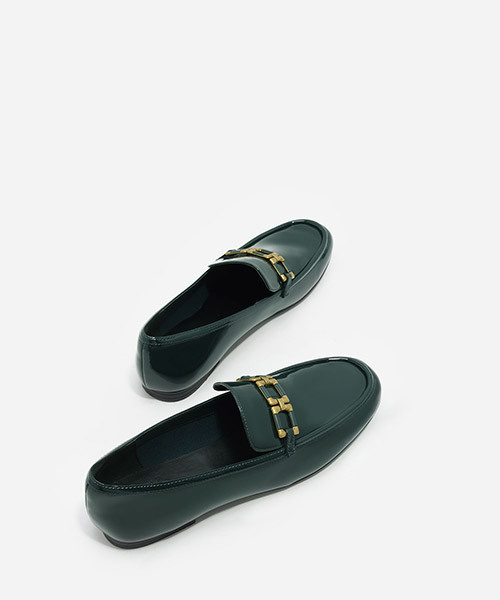 CHARLES & KEITH(チャールズ & キース)の「ゴールドディテールローファー / GOLD DETAIL LOAFERS(ローファー・レディース・ブラック/グリーン/ピンク/バーガンディー・23cm/25cm/23.5cm/24.5cm/22.5cm/24cm)」の14枚目の写真