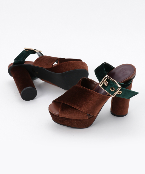 SLY（スライ）の「VELOUR CROSS MULE SANDALS（サンダル・レディース・ブラック/ブラウン・SMALL/MEDIUM/LARGE）」の3枚目の写真