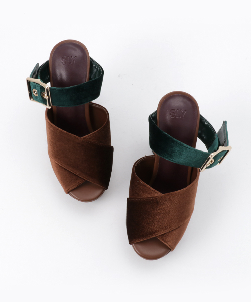 SLY（スライ）の「VELOUR CROSS MULE SANDALS（サンダル・レディース・ブラック/ブラウン・SMALL/MEDIUM/LARGE）」の4枚目の写真
