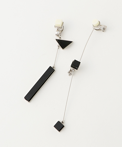 SLY（スライ）の「POLYGONS SHAPE EARRINGS（イヤリング・レディース・ブラック/イエロー/ネイビー・FREE）」の2枚目の写真