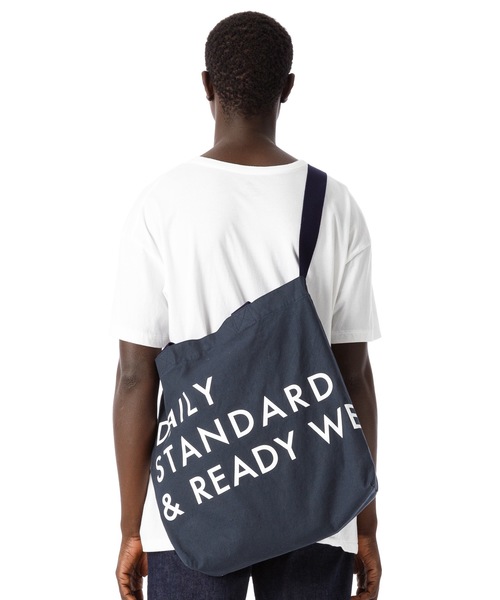 DAILY STANDARD by SANDINISTA（デイリースタンダードバイサンディニスタ）の「Ordinary Canvas 2way Bag / プリント入りキャンバスバッグ（ショルダーバッグ・メンズ・ネイビー/ナチュラル・FREE）」の4枚目の写真